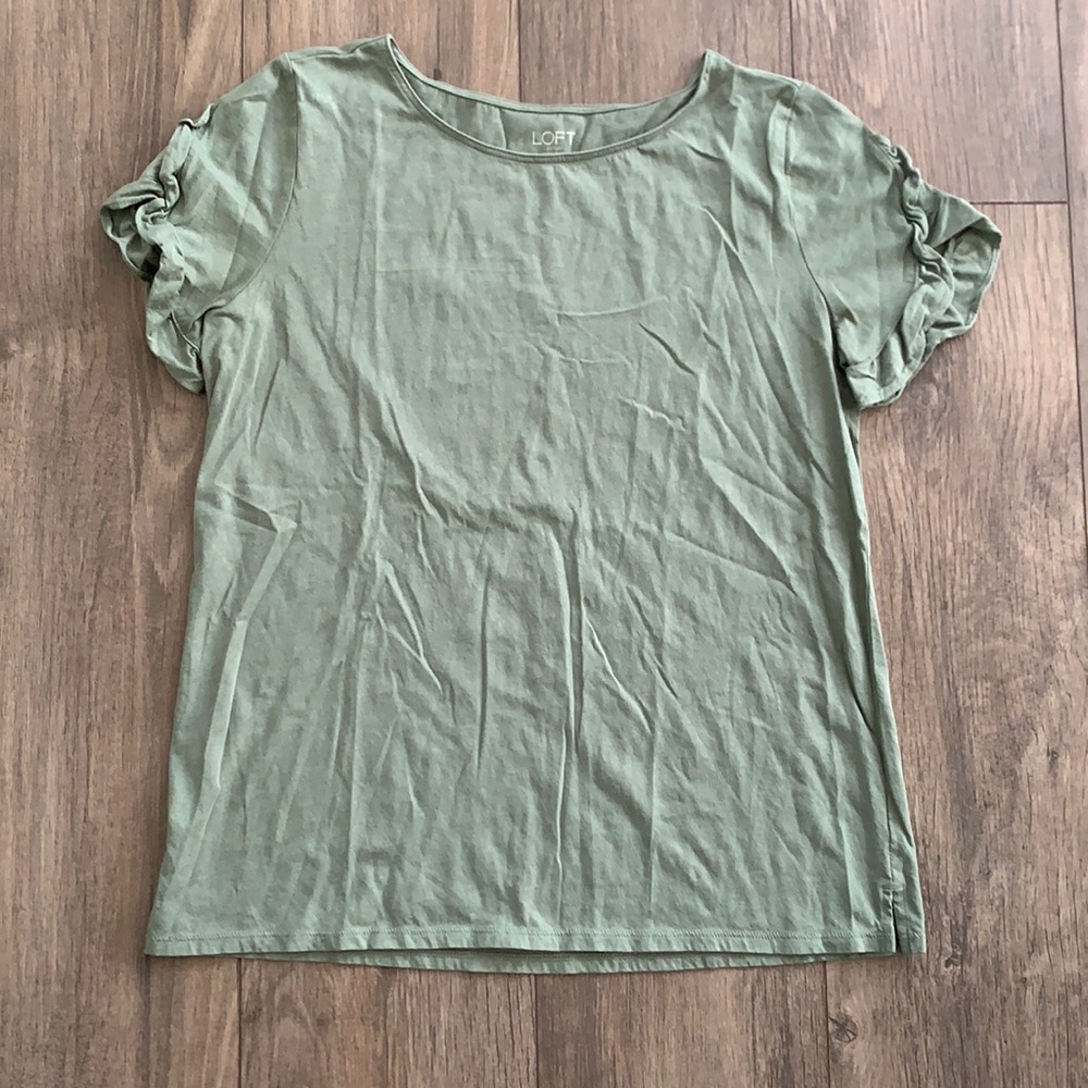 Loft M olive green cotton shirt with cute sleeves!